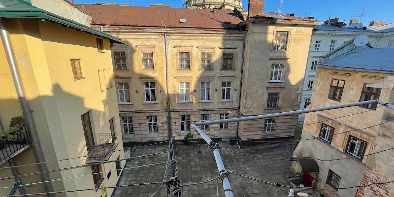 Поп-арт хостел у Львові: яскравий відпочинок на Ринку