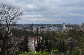 Оглядовий майданчик у Львові: нижній ракурс міста