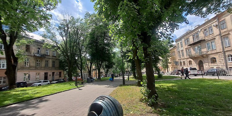 Прогулянки у сквері Сергія Дмитровського: Львів