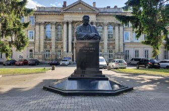 Львівська лікарня: Головний корпус та адміністрація