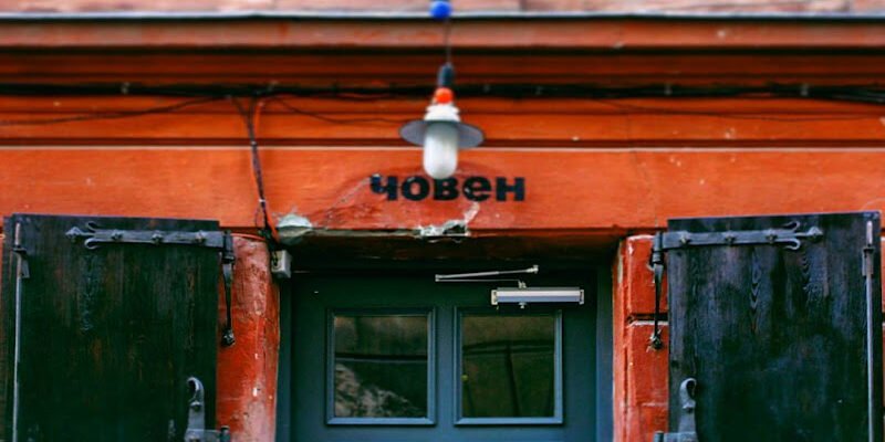 Паб у Львові: унікальний човен на озері міста