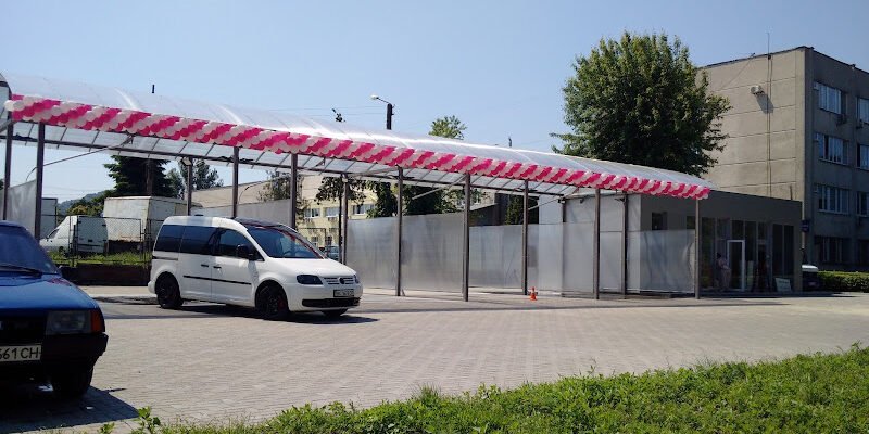 Автомийка самообслуговування LuxWash у Львові.