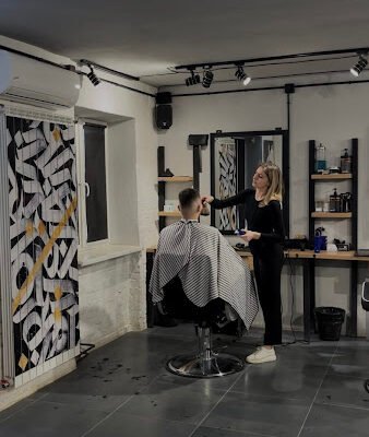 Чоловіча перукарня Black Avenue Barber у Львові
