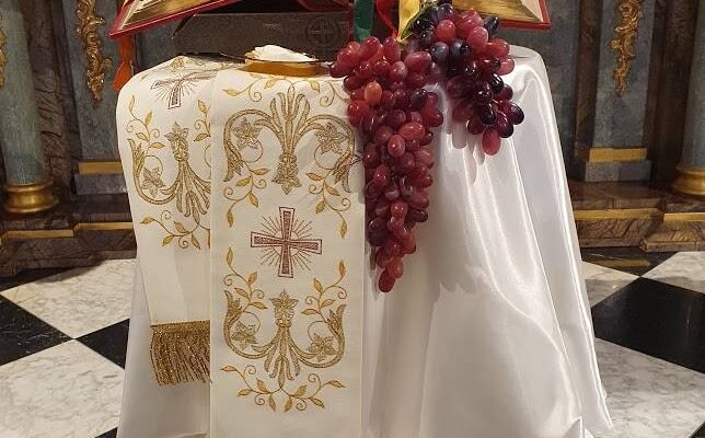 Вітання священика з днем священства: як підкреслити важливість дня