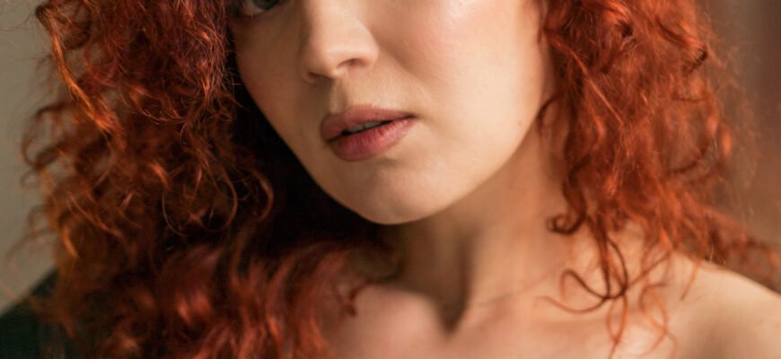 Біографія Співачки Ягода: Шлях до Успіху та Її Творчий Шарм