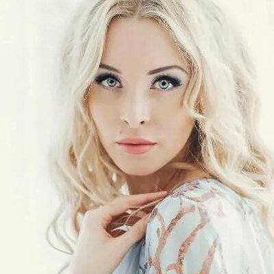 Андріана: Співачка, Яка Завойовує Сцени. Біографія Історії Успіху