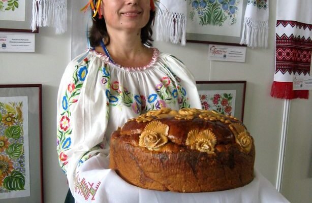 Хто приносить коровай на весілля: традиції та обряди України