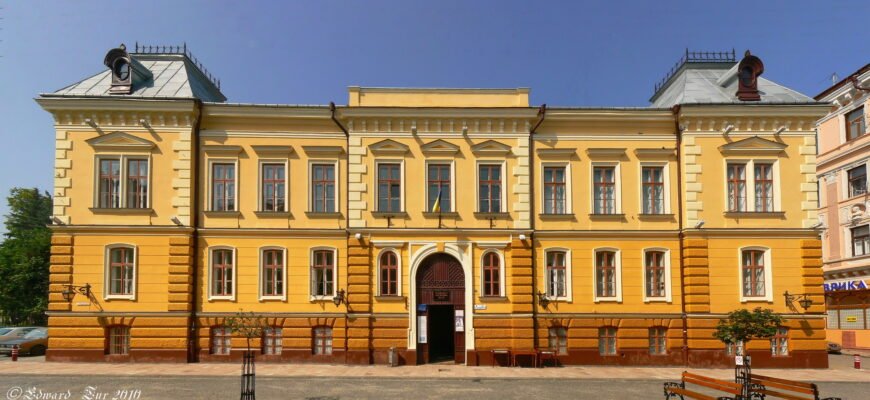 Черновицкий областной краеведческий музей: історія і експозиції