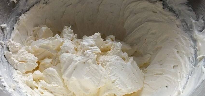 Як зробити масло з вершків: простий рецепт у домашніх умовах