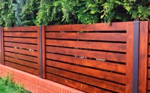 Дерев’яні забори: які є види та їх особливості