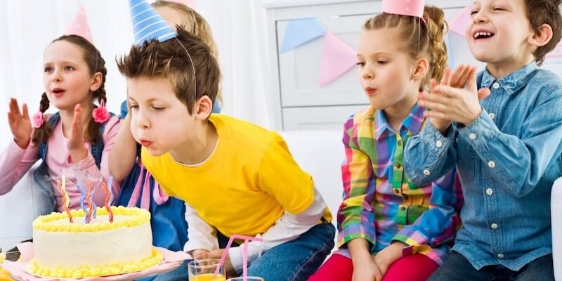 Де святкувати день народження дитини? Вдома чи в розважальному центрі – 5 аргументів «за» і «проти»