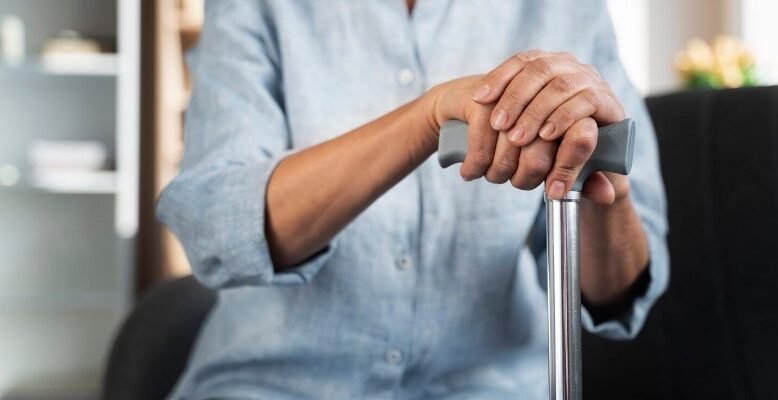 Как трость для ходьбы помогает сохранить активность и уверенность в движении