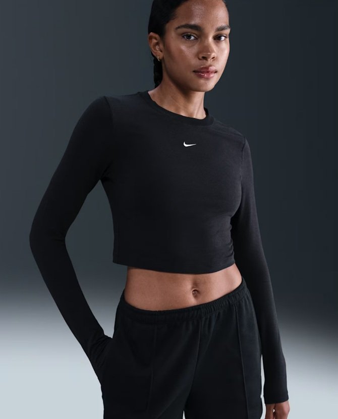 жінка в чорному костюмі від Nike