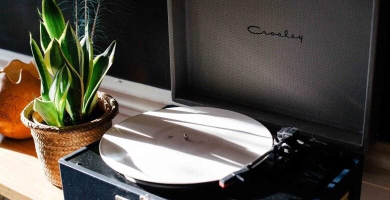 Как ухаживать за пластинками и проигрывателем: чистка, щётки, жидкости, привычки