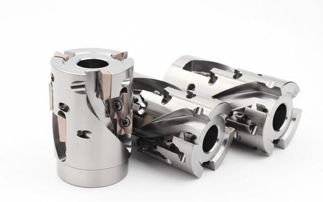 Як циліндрична фреза допомагає підвищити точність обробки металу?