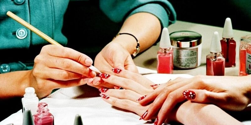 Как выбрать маникюрный стол: практичные критерии для мастера и салона