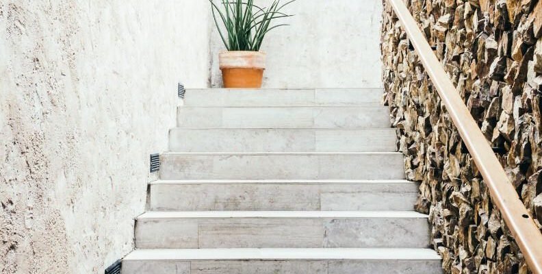 Травертин в интерьере и экстерьере: как создать стиль без лишних затрат