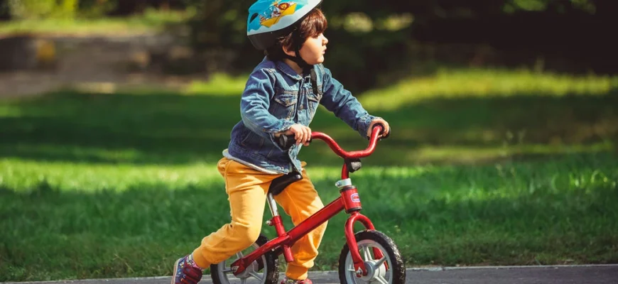 Весняні прогулянки містом: як правильно підібрати перший транспорт для активного малюка