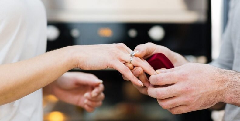 Кольцо, с которого начинается история: как выбрать идеальное украшение для важного момента