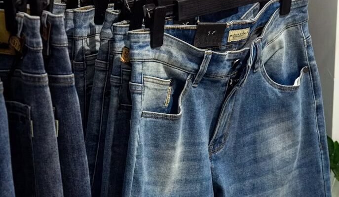 Модні жіночі штани від українських модельєрів: які моделі варто мати у гардеробі