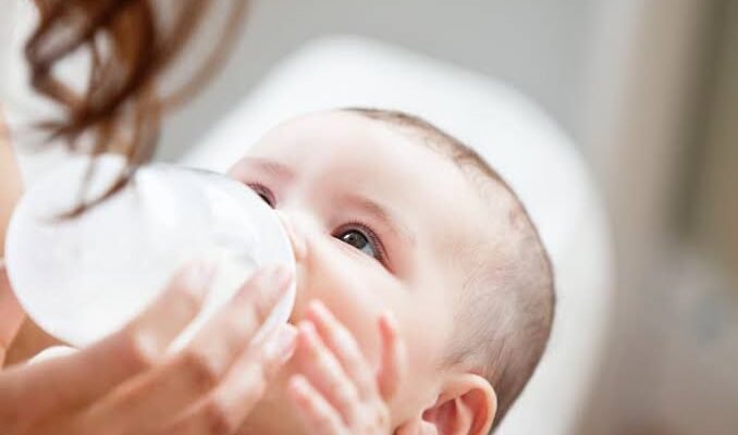 Чи потрібна немовляті вода: питний режим дитини першого року життя
